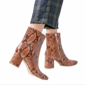 Urban Outfitters sz. 8M Alana Snakeskin Faux Leather Block Chunky Heeled Boots